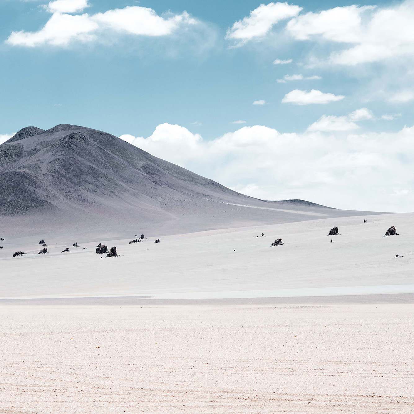 Weite, helle Wüste zwischen Atacama, Chile und Uyuni, Bolivien